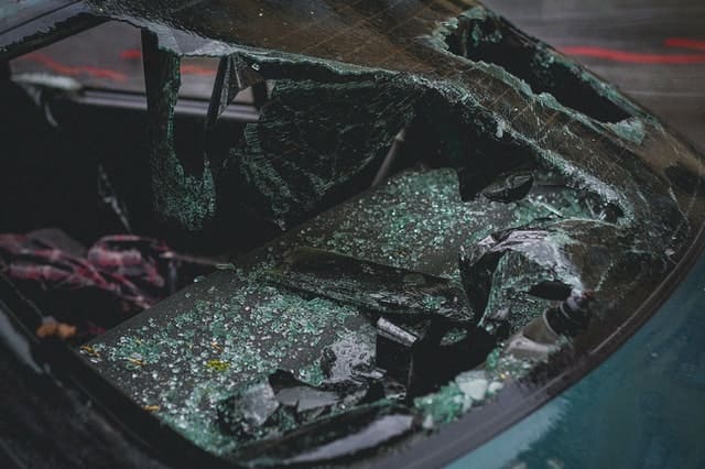 El Seguro de Auto contra Pérdida Total te respalda ante los daños ocasionados a tu vehículo que superan hasta el 75% del valor comercial de tu auto en reparaciones.