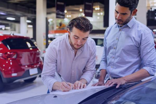 el seguro de auto puede estar a nombre de otra persona