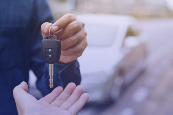 el seguro de auto puede estar a nombre de otra persona