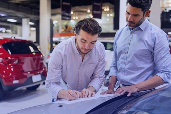 Motivos por los que el seguro de auto puede estar a nombre de otra persona